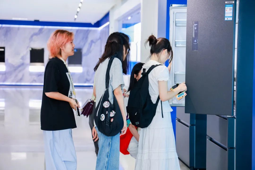 無(wú)人工廠、AI大廚 臨平“黑科技”讓大學(xué)生直呼“太酷了”